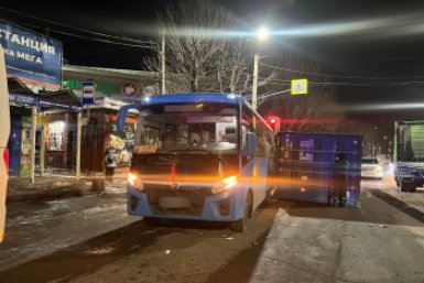 В Находке сорвавшийся с большегруза контейнер задел несколько машин ГАИ по Находке