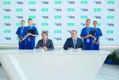 Соглашение подписали на ВЭФ 2026 (16+) член правления ВТБ Руслан Еременко и генеральный директор ООО &quotСЗ &quotПарковые высоты&quot Игорь Шаповалов Пресс-служба ВТБ