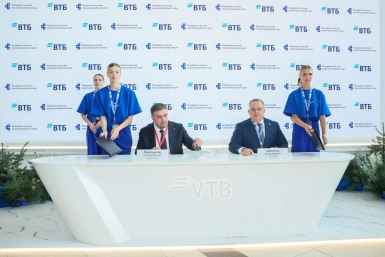 Соглашение на ВЭФ – 2026 подписали член правления ВТБ Руслан Еременко и генеральный директор ОАО &quotВладморрыбпорт&quot Хачатур Мартиросян Пресс-служба ВТБ
