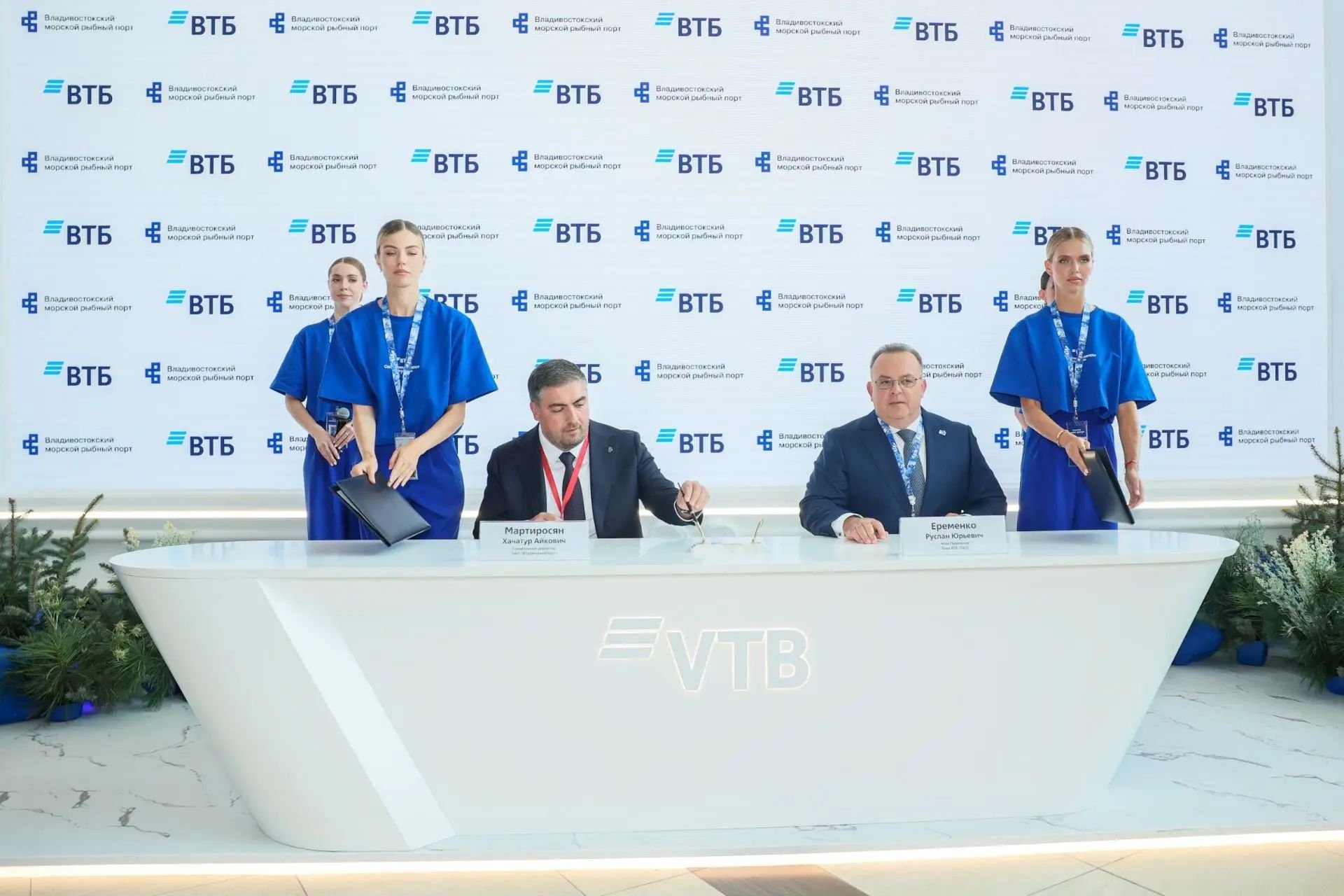 Соглашение на ВЭФ – 2026 подписали член правления ВТБ Руслан Еременко и генеральный директор ОАО &quotВладморрыбпорт&quot Хачатур Мартиросян Пресс-служба ВТБ